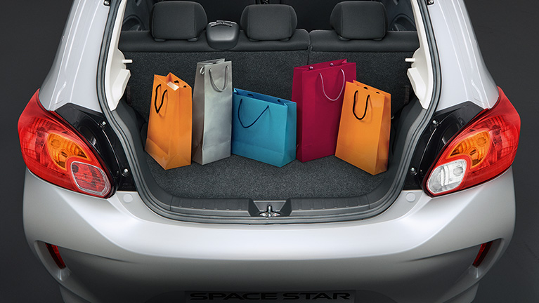 Geräumiger Kofferaum für die Shoppingtour mit dem Space Star Select