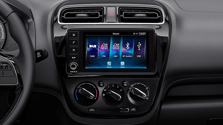 Cockpit mit Touchscreen im Space Star Select+